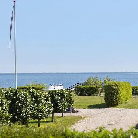 3 Bedroom Beautiful In Semesterbostad *
