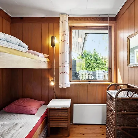 3 Bedroom Beautiful In 펜션 Hesselager