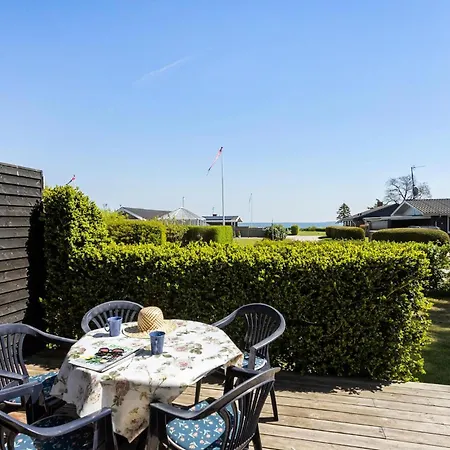 3 Bedroom Beautiful In Semesterbostad *
