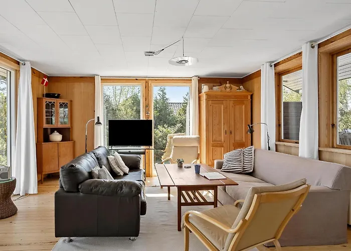 3 Bedroom Beautiful In Dom wakacyjny Hesselager
